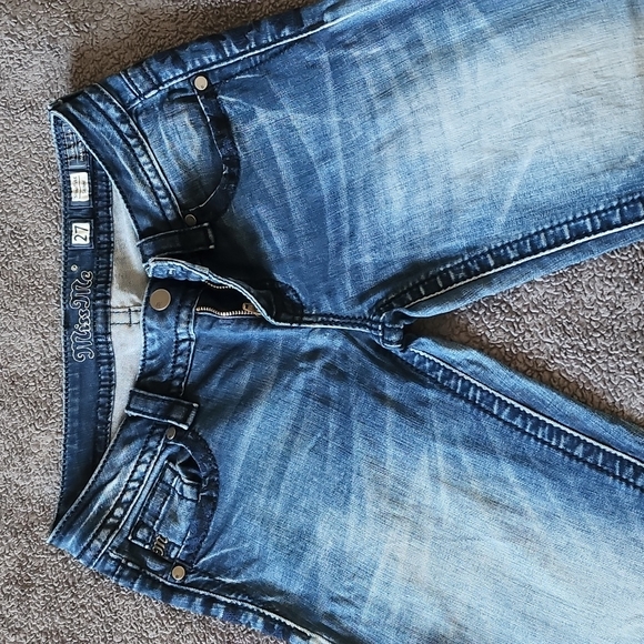 🥰HP🥰 EUC Miss Me: Signature Skinny Stretch Jean, Dark/Light contrasted wash - Picture 4 of 9